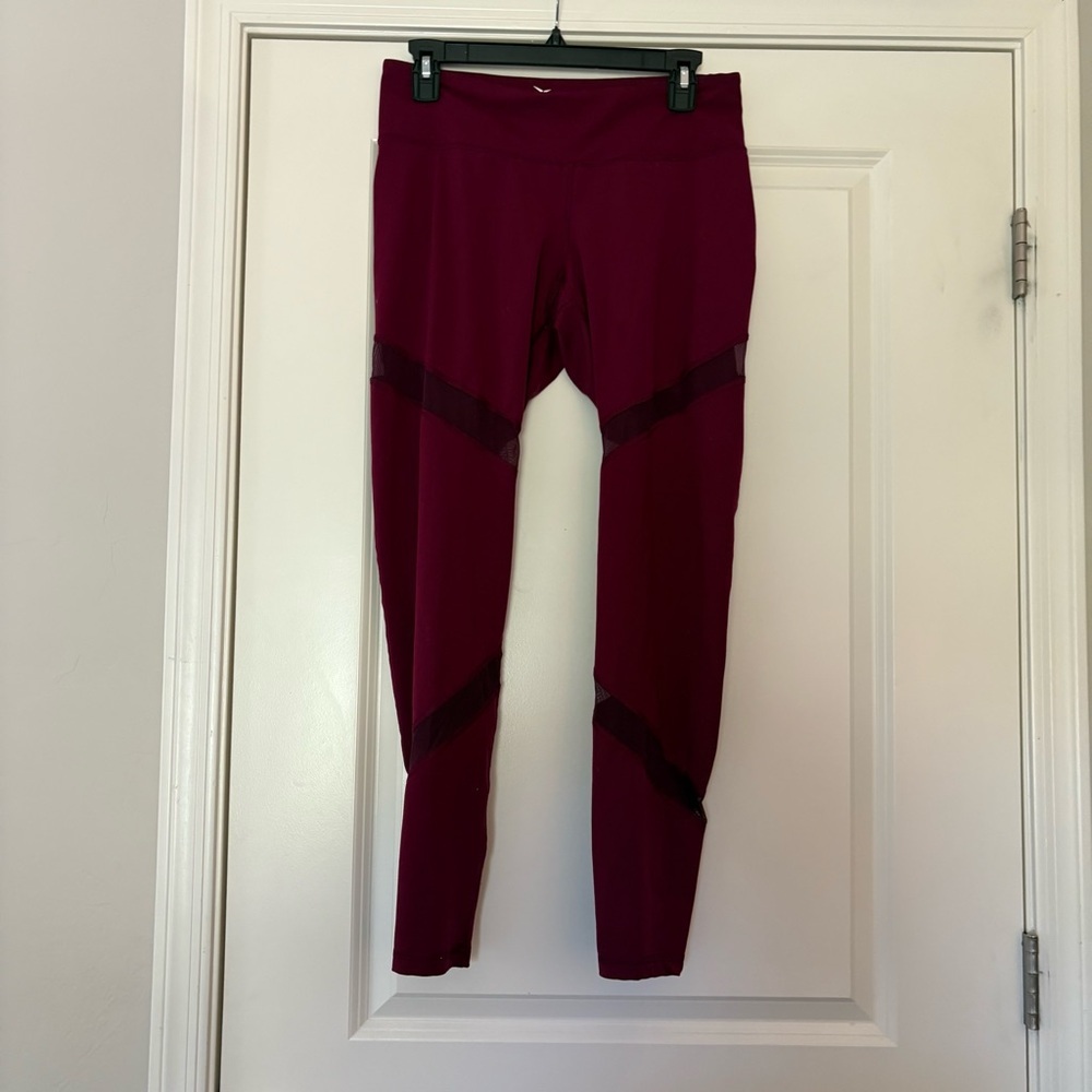 Old Navy Women’s Burgundy Mid-Rise Mesh-Panel Elevate Compression Leggings